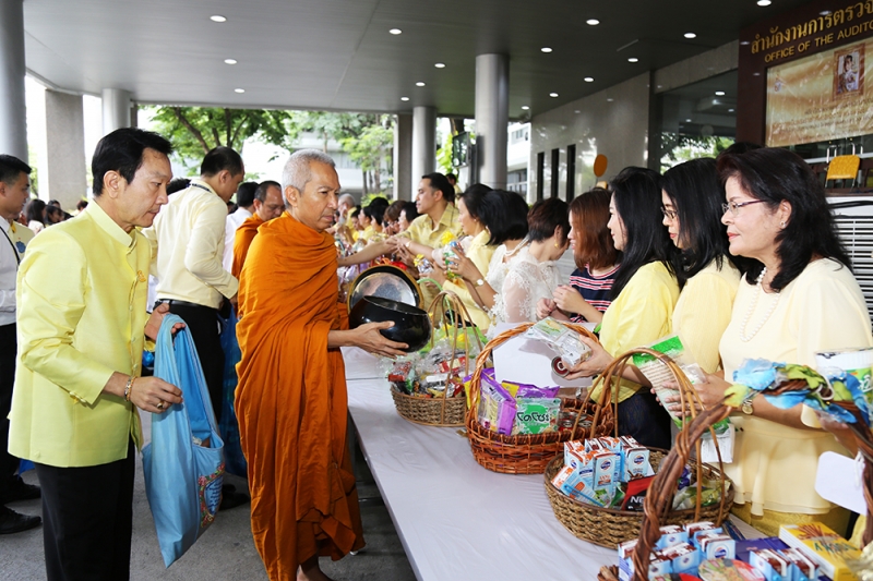 พิธีทำบุญตักบาตรข้าวสารอาหารแห้ง