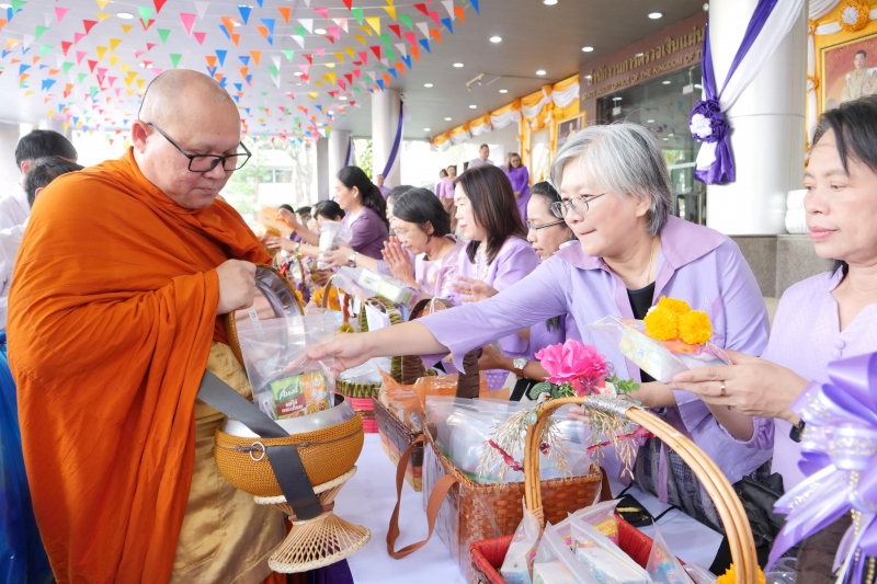 พิธีเจริญพระพุทธมนต์และทำบุญตักบาตร 