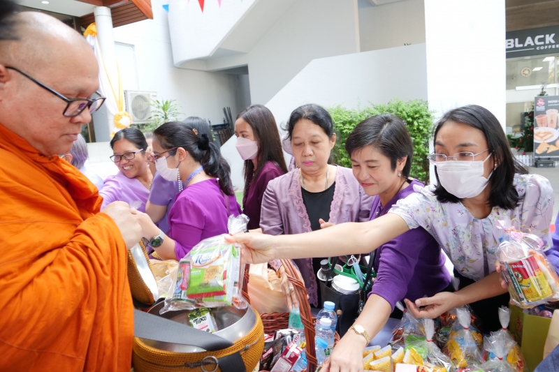 พิธีเจริญพระพุทธมนต์และทำบุญตักบาตร 