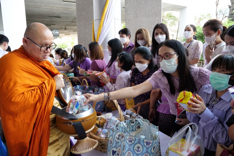 พิธีเจริญพระพุทธมนต์และทำบุญตักบาตร 