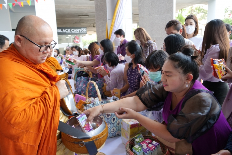 พิธีเจริญพระพุทธมนต์และทำบุญตักบาตร 