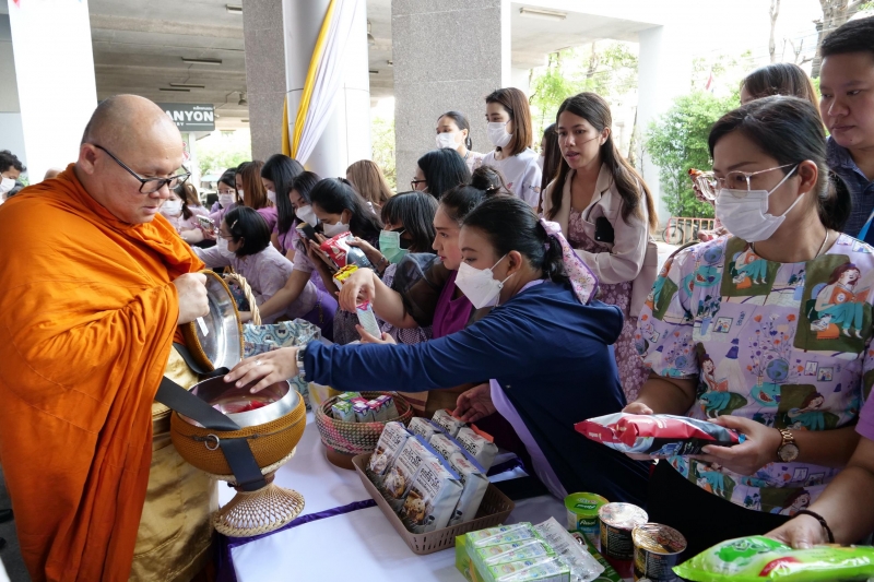 พิธีเจริญพระพุทธมนต์และทำบุญตักบาตร 