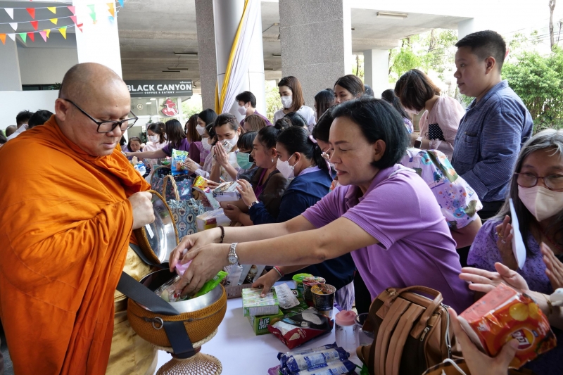 พิธีเจริญพระพุทธมนต์และทำบุญตักบาตร 