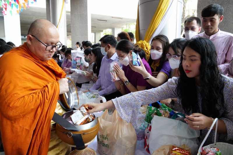 พิธีเจริญพระพุทธมนต์และทำบุญตักบาตร 