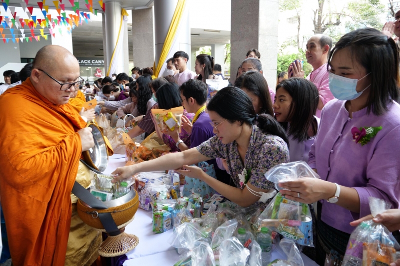 พิธีเจริญพระพุทธมนต์และทำบุญตักบาตร 
