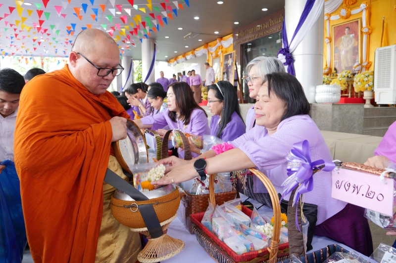 พิธีเจริญพระพุทธมนต์และทำบุญตักบาตร 