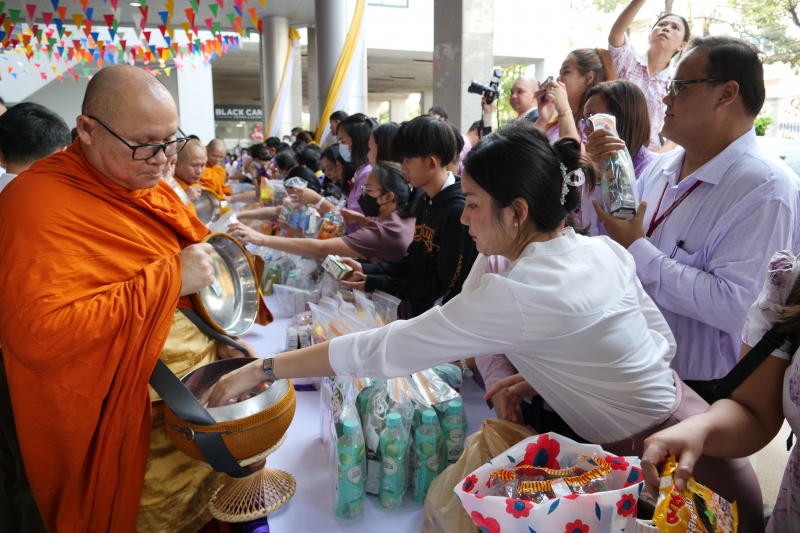 พิธีเจริญพระพุทธมนต์และทำบุญตักบาตร 