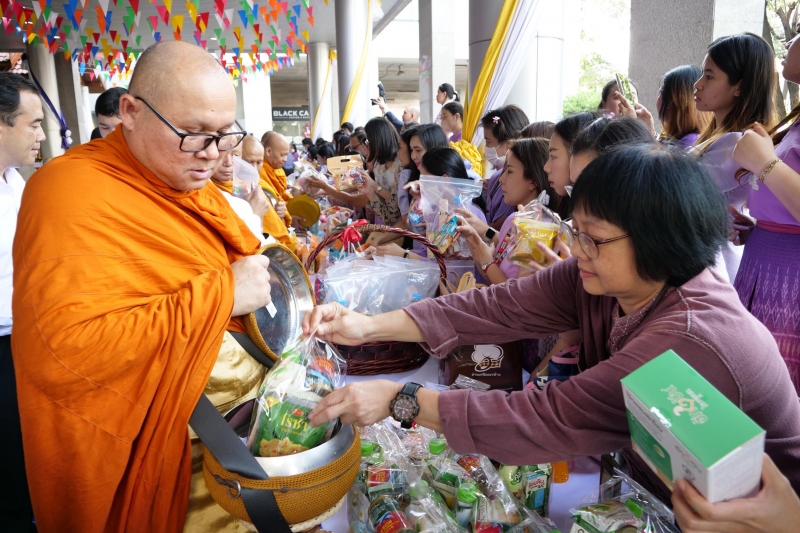 พิธีเจริญพระพุทธมนต์และทำบุญตักบาตร 