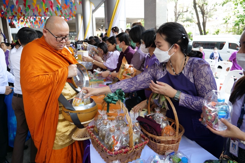 พิธีเจริญพระพุทธมนต์และทำบุญตักบาตร 