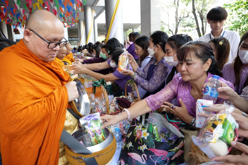 พิธีเจริญพระพุทธมนต์และทำบุญตักบาตร 