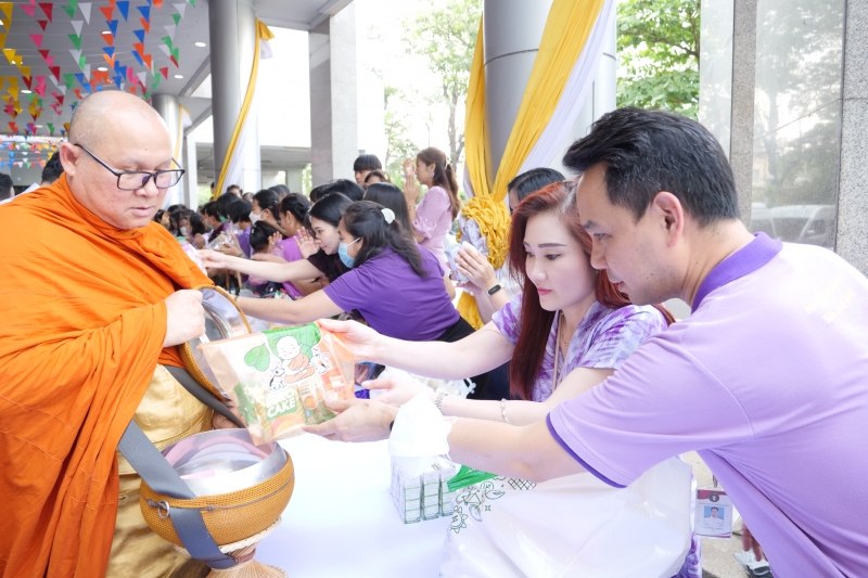 พิธีเจริญพระพุทธมนต์และทำบุญตักบาตร 