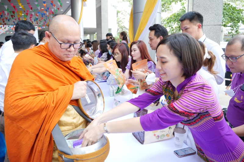 พิธีเจริญพระพุทธมนต์และทำบุญตักบาตร 