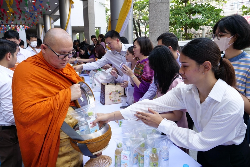 พิธีเจริญพระพุทธมนต์และทำบุญตักบาตร 