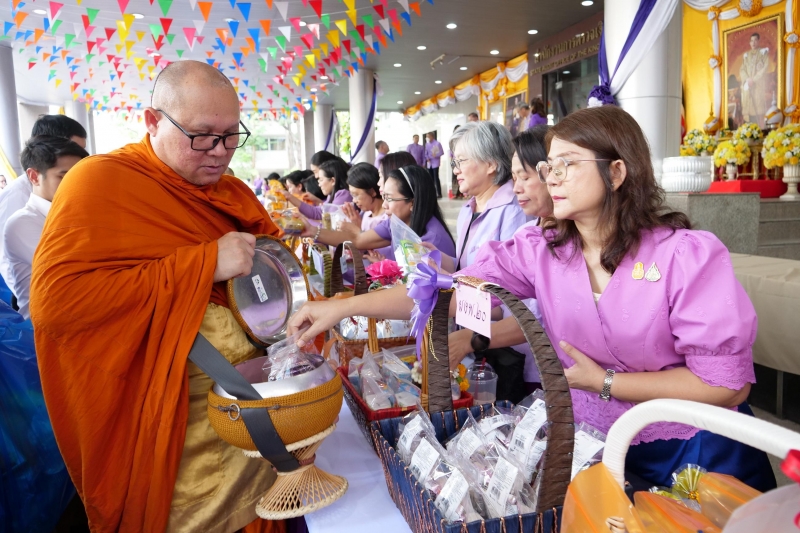 พิธีเจริญพระพุทธมนต์และทำบุญตักบาตร 