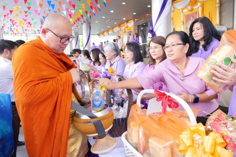 พิธีเจริญพระพุทธมนต์และทำบุญตักบาตร 