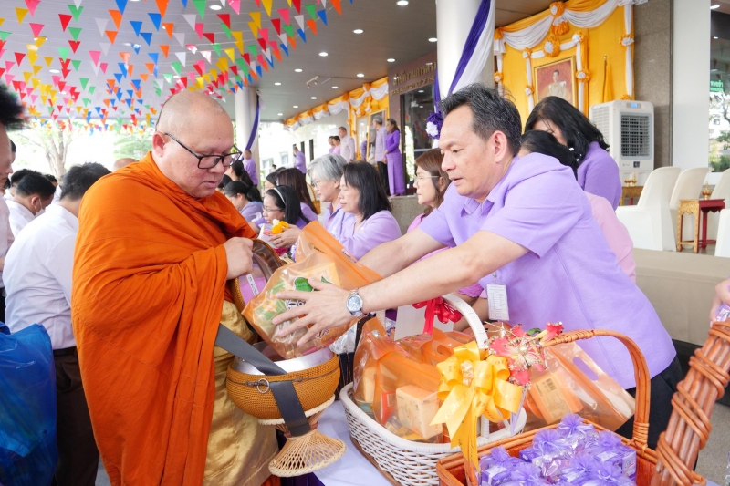 พิธีเจริญพระพุทธมนต์และทำบุญตักบาตร 