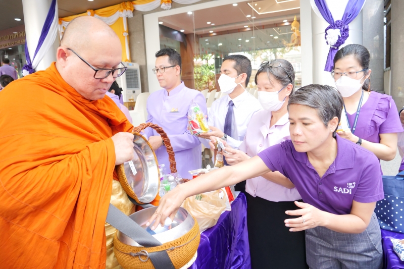 พิธีเจริญพระพุทธมนต์และทำบุญตักบาตร 