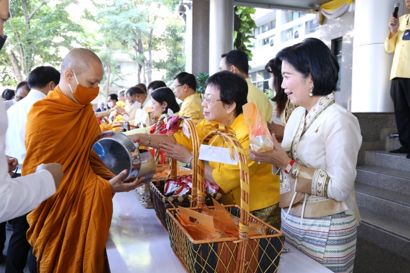 พิธีทำบุญตักบาตรข้าวสารอาหารแห้ง คณะสงฆ์จำนวน 9 รูป จากวัดโสมนัสราชวรวิหาร พระอารามหลวง เพื่อน้อมอุทิศถวายเป็นพระราชกุศลแด่พระบา