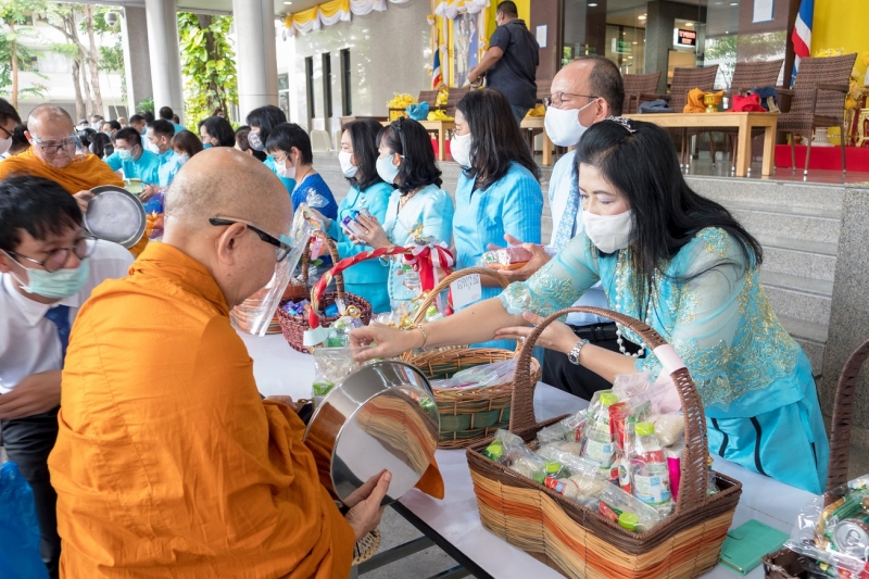 พิธีทำบุญตักบาตรข้าวสารอาหารแห้ง คณะสงฆ์จำนวน 9 รูป จากวัดเทพธิดารามวรวิหาร พระอารามหลวง เพื่อน้อมถวายเป็นพระราชกุศลและถวายพระพร