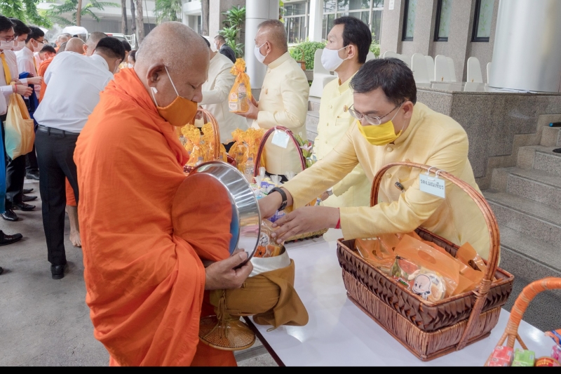 พิธีทำบุญตักบาตรข้าวสารอาหารแห้ง คณะสงฆ์จากวัดระฆังโฆสิตารามวรมหาวิหาร พระอารามหลวง เพื่อน้อมอุทิศถวายเป็นพระราชกุศลแด่พระบาทสมเ