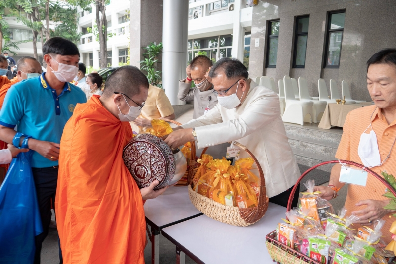 พิธีทำบุญตักบาตรข้าวสารอาหารแห้ง คณะสงฆ์จากวัดอินทรวิหาร พระอารามหลวง