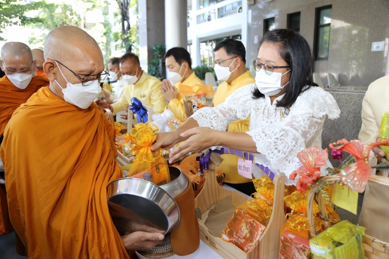 พิธีทำบุญตักบาตรข้าวสารอาหารแห้ง คณะสงฆ์จากวัดราชคฤห์วรวิหาร พระอารามหลวง เพื่อน้อมอุทิศถวายเป็นพระราชกุศลแด่ พระบาทสมเด็จพระบร