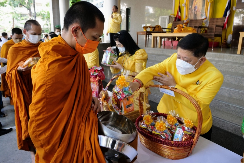 พิธีทำบุญตักบาตรข้าวสารอาหารแห้ง คณะสงฆ์จากวัดพระราม 9 กาญจนาภิเษก พระอารามหลวง