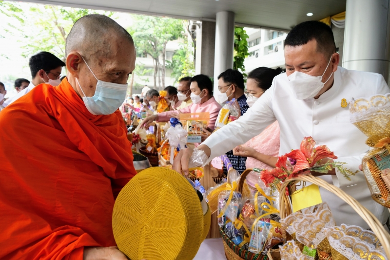 พิธีทำบุญตักบาตรข้าวสารอาหารแห้ง คณะสงฆ์จากวัดระฆังโฆสิตารามวรมหาวิหาร พระอารามหลวง เนื่องในเทศกาลขึ้นปีใหม่ พุทธศักราช 2566