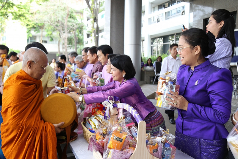 พิธีทำบุญตักบาตรข้าวสารอาหารแห้ง เดือนเมษายน 2562