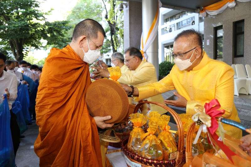 พิธีเจริญพระพุทธมนต์และทำบุญตักบาตร 