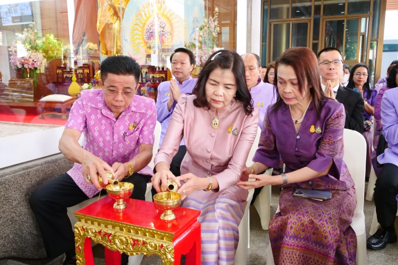 พิธีสวดพระพุทธมนต์และทำบุญตักบาตร 
