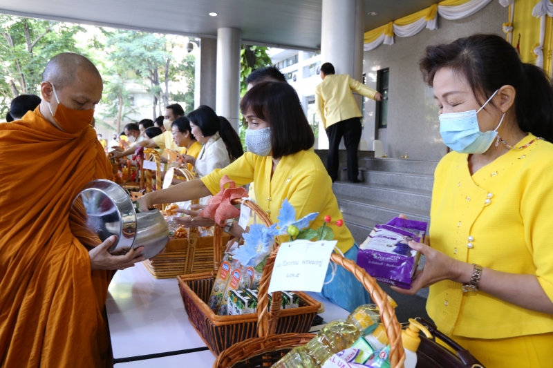 พิธีทำบุญตักบาตรข้าวสารอาหารแห้ง คณะสงฆ์จำนวน 9 รูป จากวัดโสมนัสราชวรวิหาร พระอารามหลวง เพื่อน้อมอุทิศถวายเป็นพระราชกุศลแด่พระบา