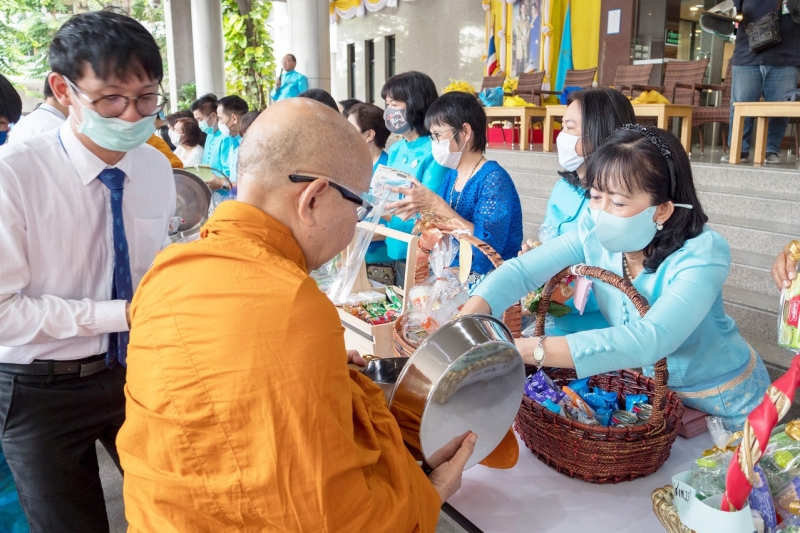 พิธีทำบุญตักบาตรข้าวสารอาหารแห้ง คณะสงฆ์จำนวน 9 รูป จากวัดเทพธิดารามวรวิหาร พระอารามหลวง เพื่อน้อมถวายเป็นพระราชกุศลและถวายพระพร