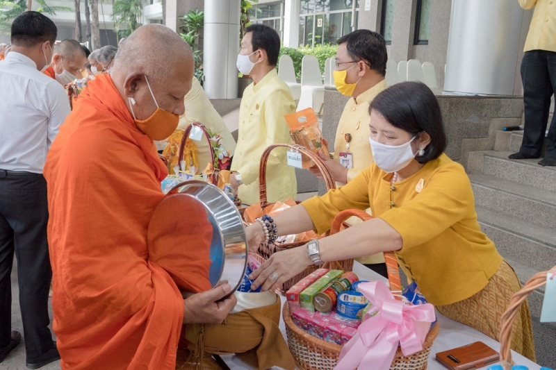 พิธีทำบุญตักบาตรข้าวสารอาหารแห้ง คณะสงฆ์จากวัดระฆังโฆสิตารามวรมหาวิหาร พระอารามหลวง เพื่อน้อมอุทิศถวายเป็นพระราชกุศลแด่พระบาทสมเ