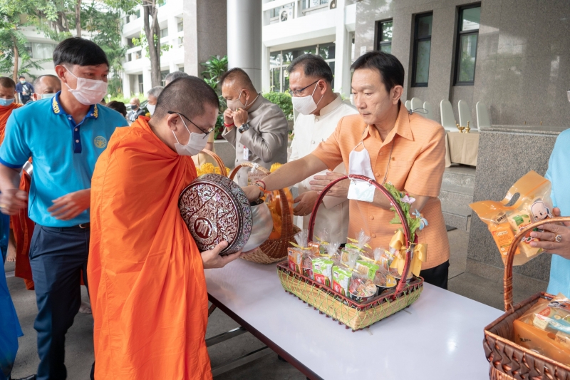 พิธีทำบุญตักบาตรข้าวสารอาหารแห้ง คณะสงฆ์จากวัดอินทรวิหาร พระอารามหลวง