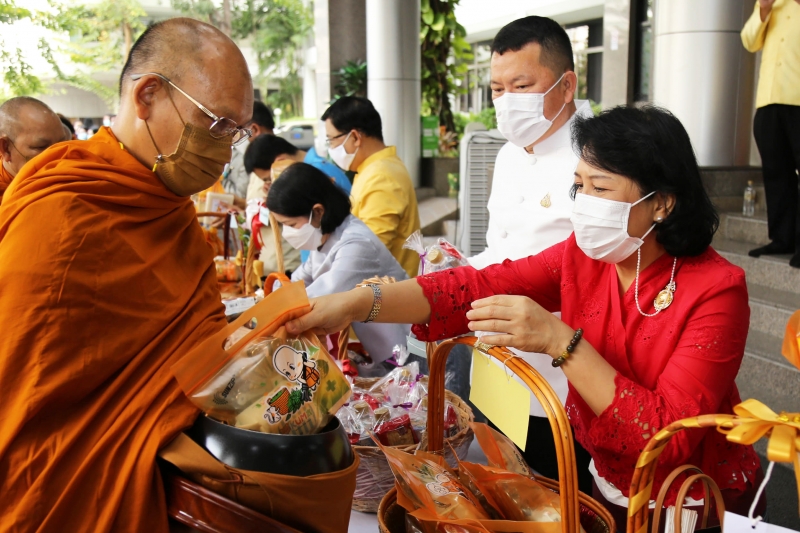 พิธีทำบุญตักบาตรข้าวสารอาหารแห้ง คณะสงฆ์จากวัดพระราม 9 กาญจนาภิเษก พระอารามหลวง