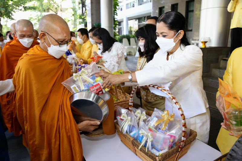 พิธีทำบุญตักบาตรข้าวสารอาหารแห้ง คณะสงฆ์จากวัดราชคฤห์วรวิหาร พระอารามหลวง เพื่อน้อมอุทิศถวายเป็นพระราชกุศลแด่ พระบาทสมเด็จพระบร