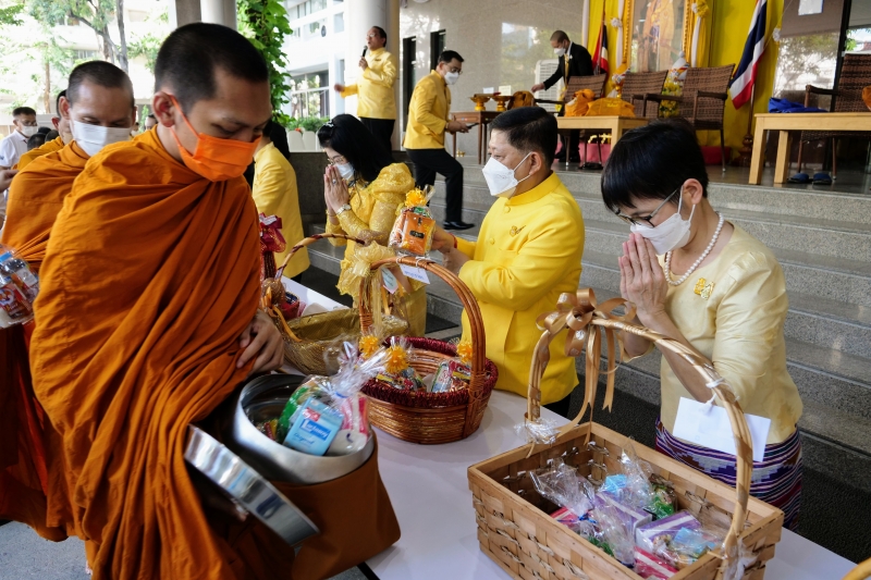 พิธีทำบุญตักบาตรข้าวสารอาหารแห้ง คณะสงฆ์จากวัดพระราม 9 กาญจนาภิเษก พระอารามหลวง