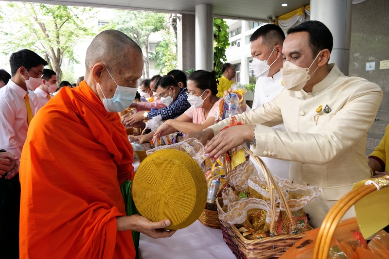พิธีทำบุญตักบาตรข้าวสารอาหารแห้ง คณะสงฆ์จากวัดระฆังโฆสิตารามวรมหาวิหาร พระอารามหลวง เนื่องในเทศกาลขึ้นปีใหม่ พุทธศักราช 2566