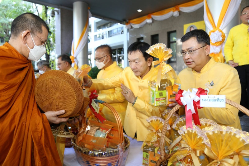 พิธีเจริญพระพุทธมนต์และทำบุญตักบาตร 
