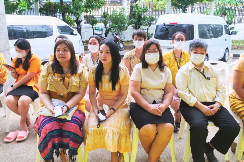 ทำบุญตักบาตร