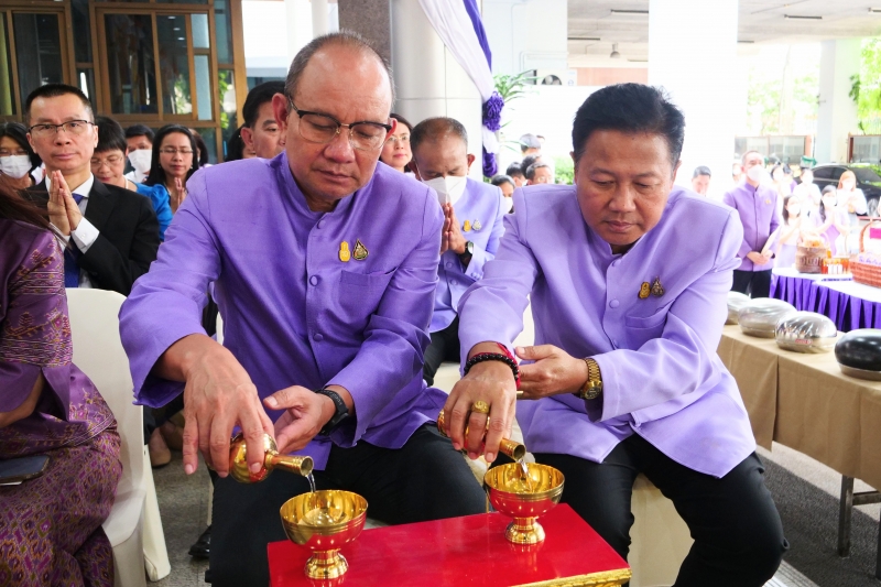 พิธีสวดพระพุทธมนต์และทำบุญตักบาตร 
