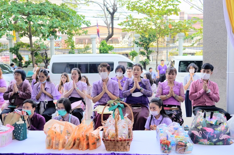 พิธีเจริญพระพุทธมนต์และทำบุญตักบาตร 