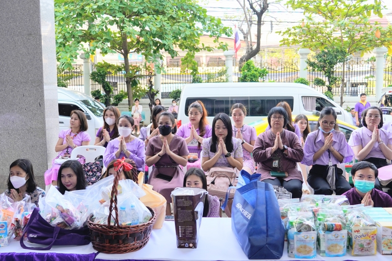 พิธีเจริญพระพุทธมนต์และทำบุญตักบาตร 