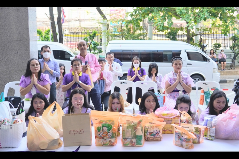 พิธีเจริญพระพุทธมนต์และทำบุญตักบาตร 