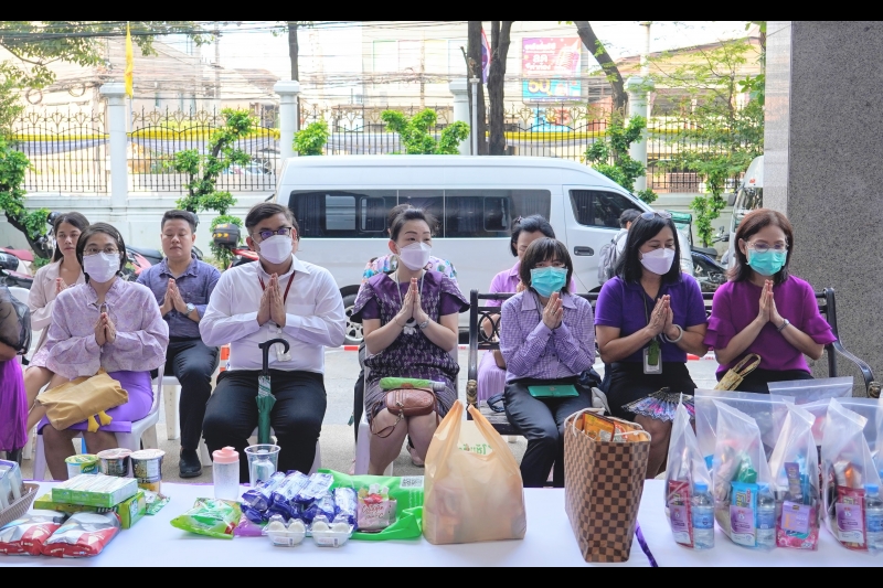 พิธีเจริญพระพุทธมนต์และทำบุญตักบาตร 