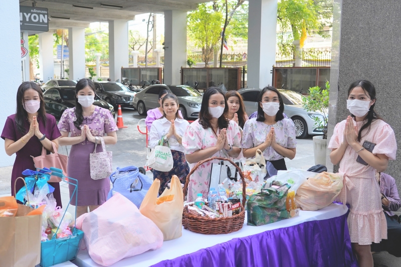 พิธีเจริญพระพุทธมนต์และทำบุญตักบาตร 