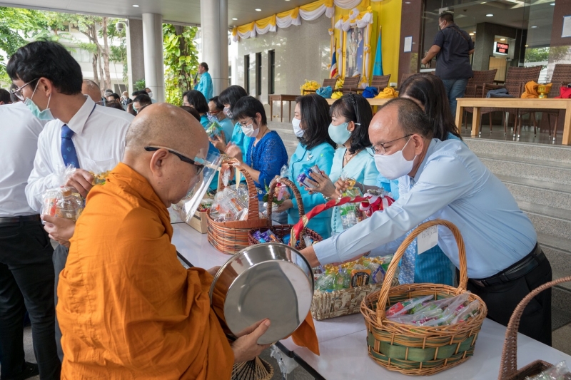 พิธีทำบุญตักบาตรข้าวสารอาหารแห้ง คณะสงฆ์จำนวน 9 รูป จากวัดเทพธิดารามวรวิหาร พระอารามหลวง เพื่อน้อมถวายเป็นพระราชกุศลและถวายพระพร