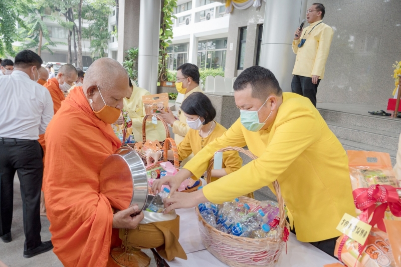 พิธีทำบุญตักบาตรข้าวสารอาหารแห้ง คณะสงฆ์จากวัดระฆังโฆสิตารามวรมหาวิหาร พระอารามหลวง เพื่อน้อมอุทิศถวายเป็นพระราชกุศลแด่พระบาทสมเ