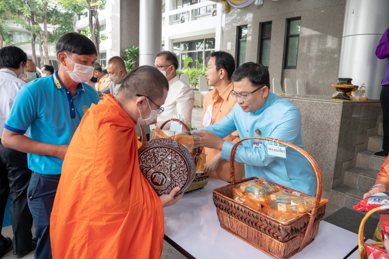 พิธีทำบุญตักบาตรข้าวสารอาหารแห้ง คณะสงฆ์จากวัดอินทรวิหาร พระอารามหลวง